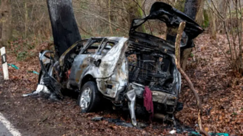 18-Jähriger prallt in Lindlar gegen Baum: Auto brennt komplett aus