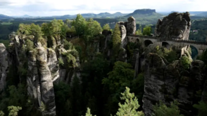 18-Jähriger stürzt in Sächsischer Schweiz: Bergwacht rettet nach acht Meter Fall