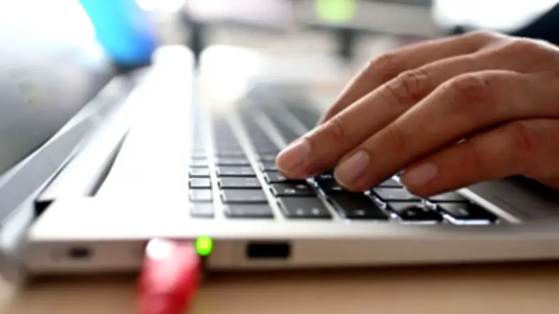 19-Jährige aus Dessau-Roßlau wird Opfer von Online-Betrug: 4.200 Euro durch gefälschten Link abgebucht