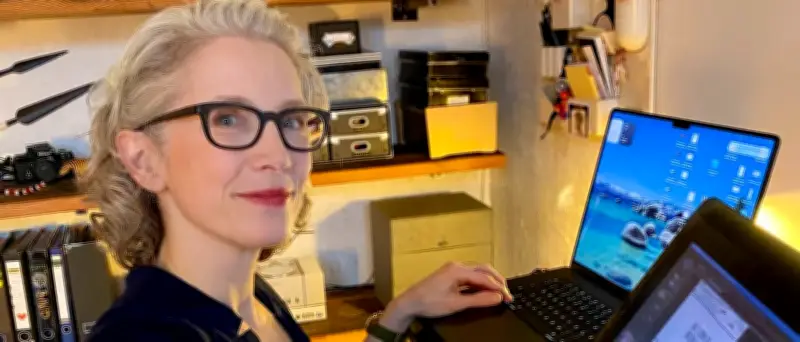 2000. Berliner Schnuppen: Naomi Fearn feiert Jubiläum mit Comic-Absurditäten