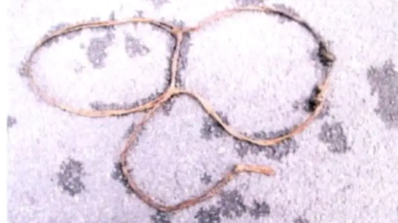 25 Jahre ungelöst: Fotos von Paketband sollen Rätsel um Frauenleiche im See lösen