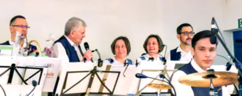 40 Jahre Elbaue-Musikanten: Ein voller Saal feiert regionale Kulturtradition