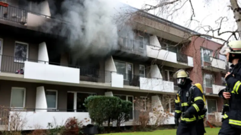 50 Retter im Einsatz bei Wohnungsbrand in Hamburg: Mann springt vor Flammen vom Balkon