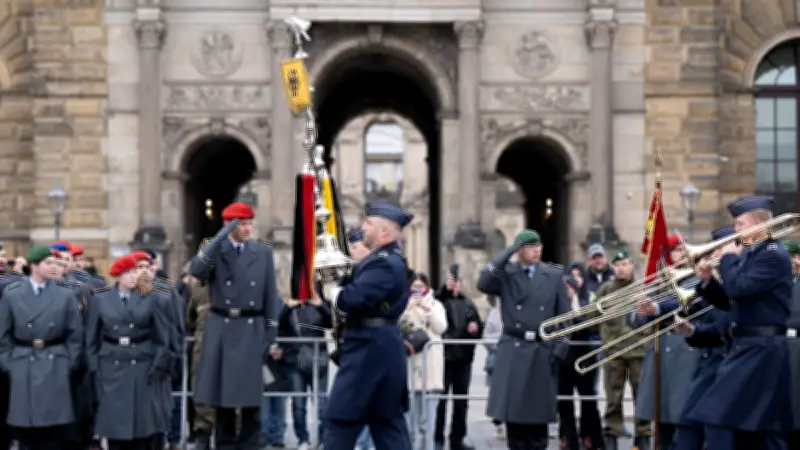 700 junge Offiziere feiern Abschluss vor Dresdner Semperoper mit Appell