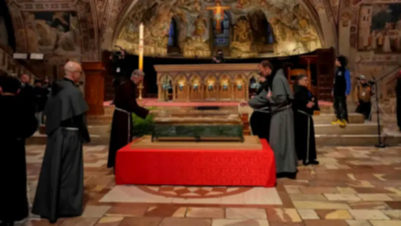 800 Jahre nach seinem Tod: Tausende pilgern zu Gebeinen des Heiligen Franz von Assisi