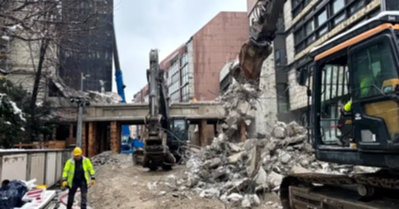 Abriss der roten Brücke in München-Lehel: Wahrzeichen weicht Neubauprojekt