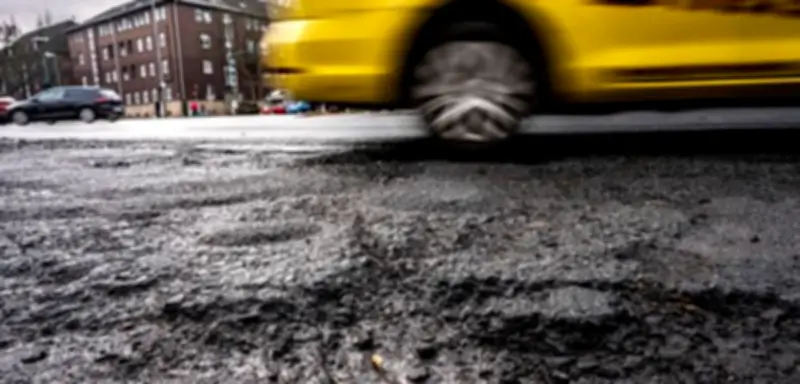 ADAC warnt vor Milliardenkosten durch winterbedingte Straßenschäden und Schlaglöcher