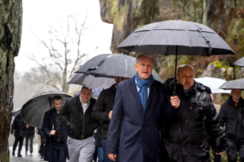 AfD-Politiker Höcke besucht Externsteine - Hunderte Demonstranten protestieren