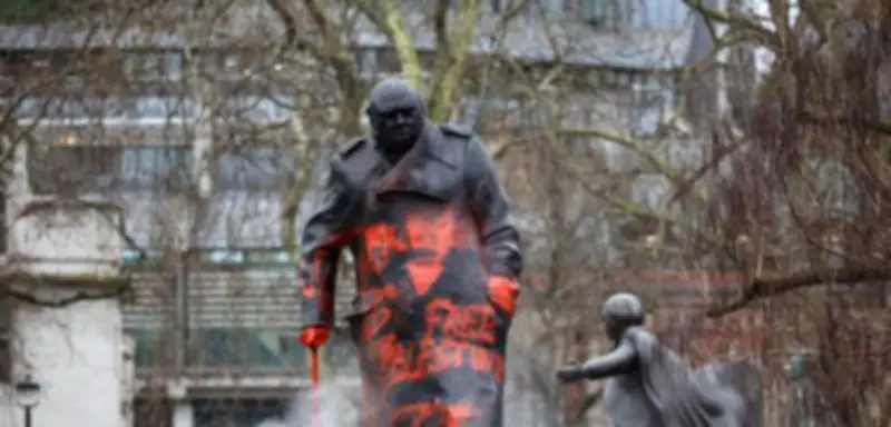 Aktivisten beschmieren Churchill-Statue in London mit Palästina-Sprüchen – Festnahme