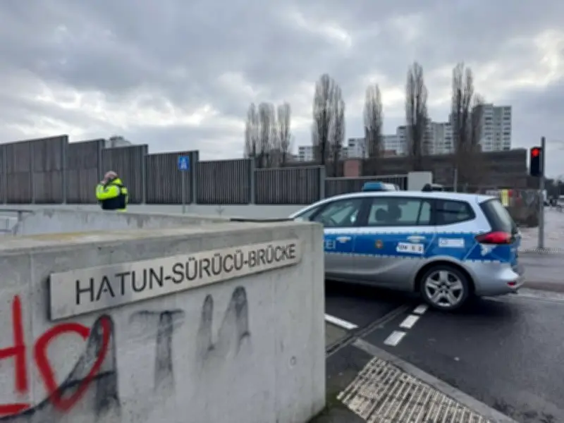 Aktivisten klettern auf A100-Brücke – Stadtautobahn für eine Stunde gesperrt