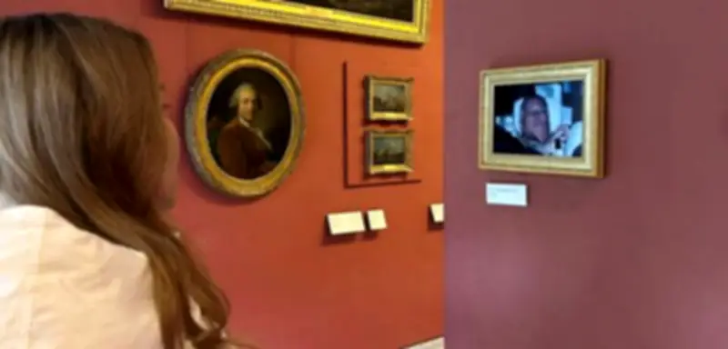 Aktivisten platzieren Andrew-Foto im Louvre: Guerilla-Aktion mit goldenem Rahmen