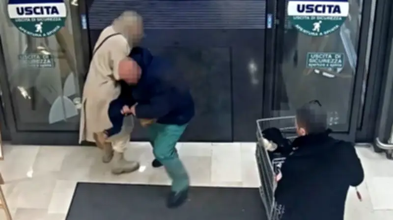 Albtraum im Supermarkt: Mann versucht Kind aus den Armen der Mutter zu reißen