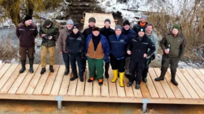 Allstedter Anglerverein setzt maroden Steg in Katharinenrieth instand