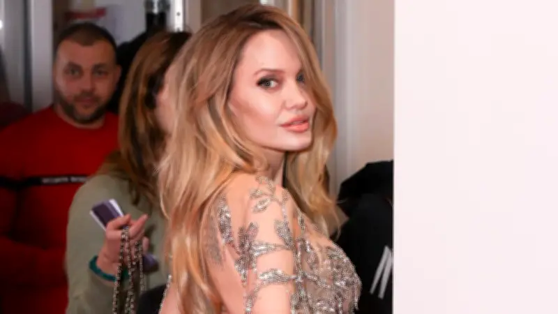 Angelina Jolie glänzt in Paris: Transparentes Kleid bei Filmpremiere mit persönlicher Krebsgeschichte