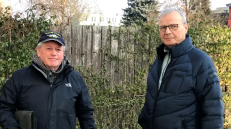 Angler schneiden Löcher ins Eis: Rettungsaktion gegen massives Fischsterben in Grambiner Torfstichen