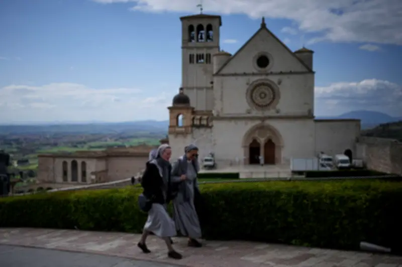 Assisi zeigt erstmals Gebeine des Heiligen Franz von Assisi nach 800 Jahren