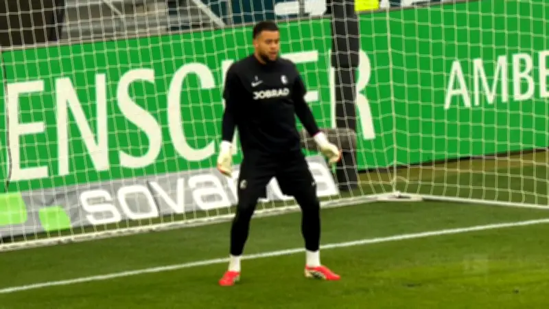 Atubolu zeigt lässige Tanz-Moves beim Warmmachen vor dem Spiel