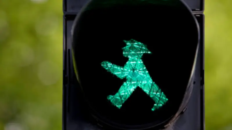 Auffahrunfall in Dessau: VW schiebt Opel auf Opel - Frau und Kind verletzt