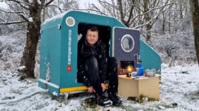 Aus Kinderanhänger wird mobiles Zuhause: Tüftler baut Mini-Camper für nur 300 Euro