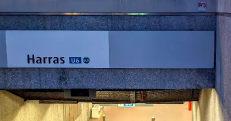 Ausraster in Münchner U-Bahn: 29-Jähriger schlägt Senioren und bespuckt Frau