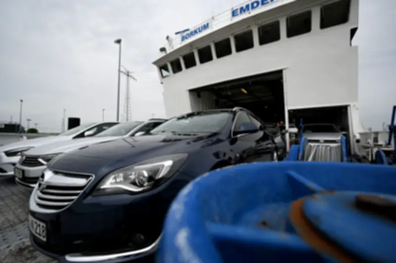 Autofahrer stürzt in Emder Hafenbecken: 59-Jähriger rettet sich selbst