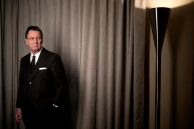 Autor Martin Suter kritisiert Trend zum allgemeinen Duzen und betont Wert von Höflichkeit