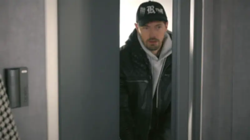 AWZ: Mika bricht heimlich in Imanis Wohnung ein – Zwillingsbruder führt dunkles Spiel