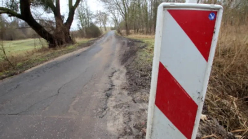 B 104-Sperrung: Ausweichverkehr verwüstet Zufahrtsstraße ins Bergdorf Retzow