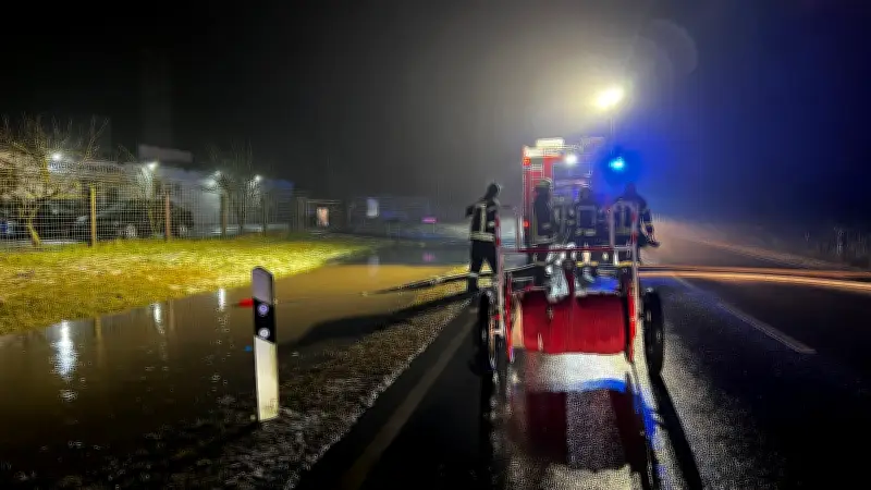 B197 bei Neubrandenburg überflutet: Feuerwehr im Dauereinsatz gegen Wassermassen