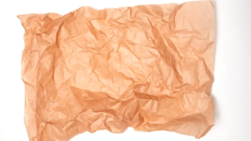 Backpapier-Trick: Einfaches Knüllen und Befeuchten beendet das Küchen-Chaos