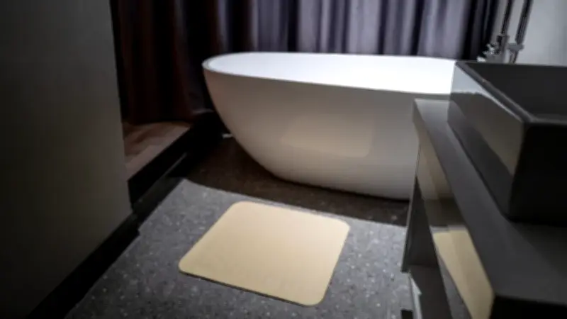 Badezimmer-Hygiene: Sind Stein-Badematten wirklich besser als Stoff?