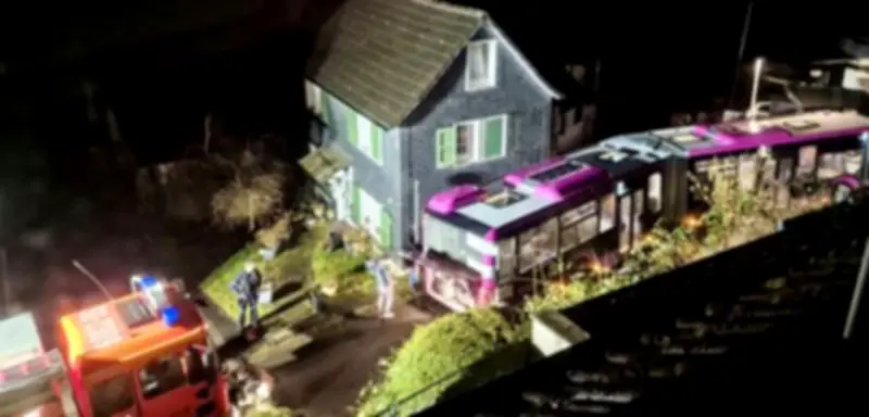 Bahn-Ersatzbus in Solingen verfährt sich und landet in Sackgasse – Bergung schwierig