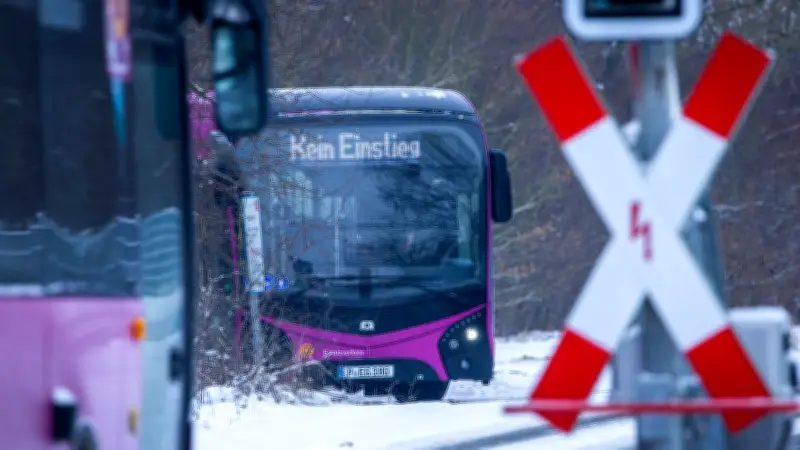Bahn-Sanierung Berlin-Hamburg verzögert sich: Ersatzverkehr ab Mai ungewiss