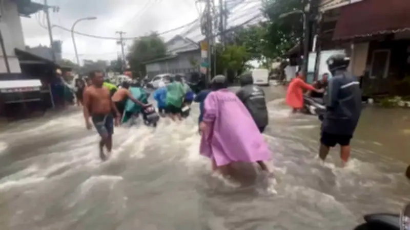 Bali versinkt im Chaos: Trauminsel überflutet – Touristen müssen evakuiert werden