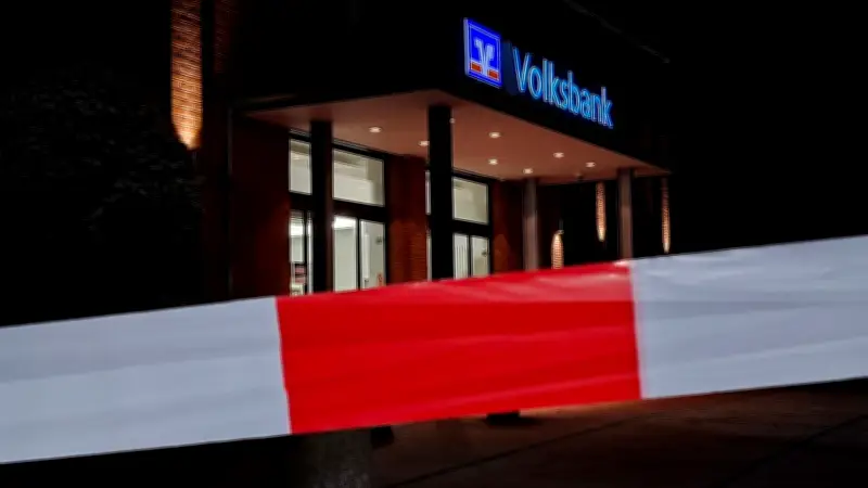 Bankeinbruch bei Bremen: 14 Schließfächer gewaltsam geöffnet - Täter flüchtig
