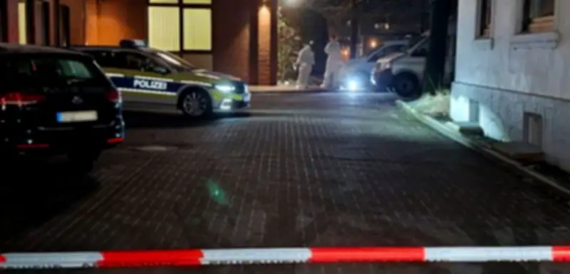 Bankeinbruch in Stuhr: Drei Täter in blauen Overalls flüchten mit Beute aus 14 Schließfächern