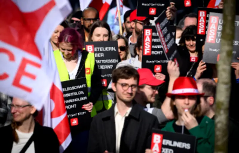 BASF-Mitarbeiter protestieren in Berlin gegen geplante Stellenverlagerung nach Indien