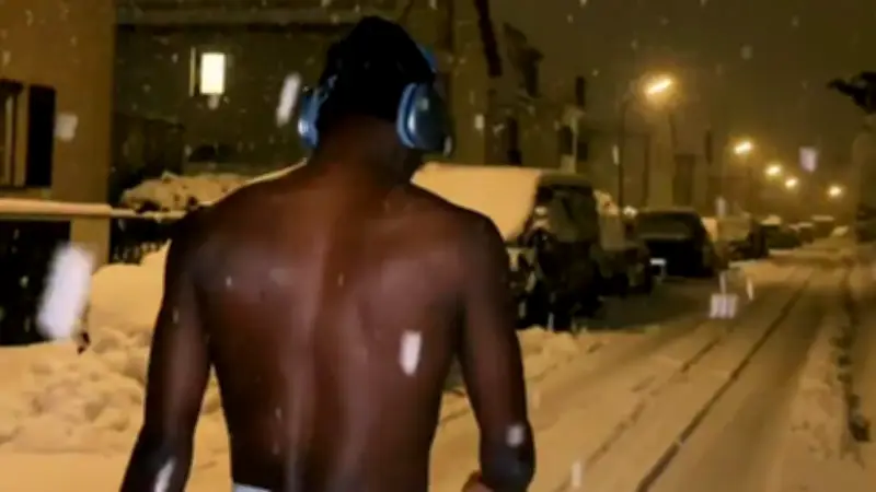 Bayern-Star Nicolas Jackson feiert Schneechaos mit skurriler Oberkörper-Aktion