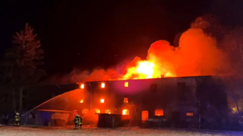 Über 100 Feuerwehrleute kämpfen bei Sturm und Eiseskälte gegen verheerenden Hausbrand in Schlagtow