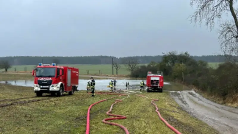 Überflutungen in der Uckermark: Feuerwehr und Freiwillige im Dauereinsatz
