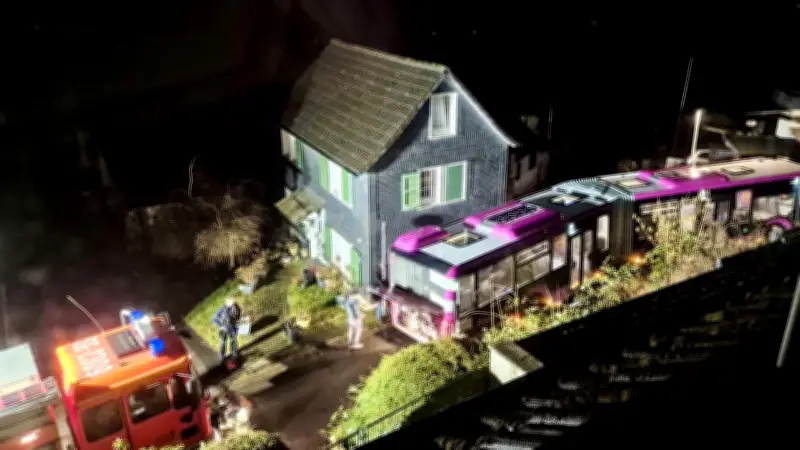 Bergungsdrama in Solingen: Gelenkbus blockiert Sackgasse nach Falschfahrt