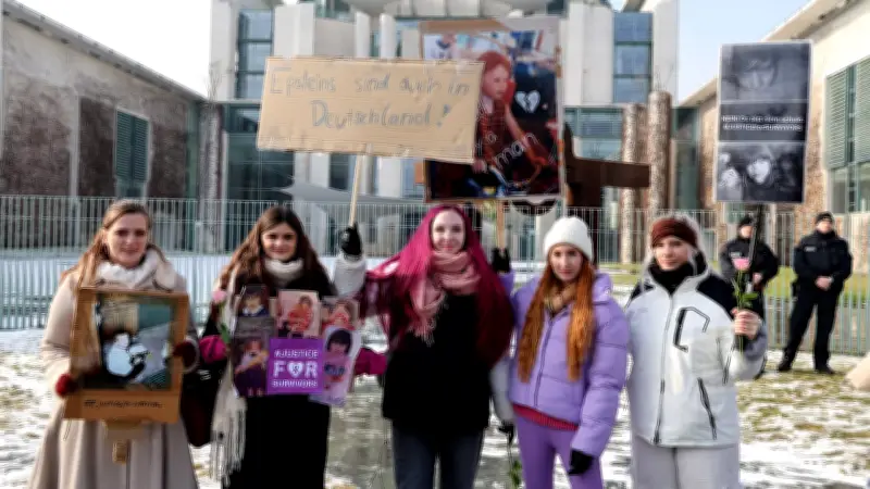 Überlebende sexueller Gewalt demonstrieren vor Kanzleramt: „Wir stehen für die Kinder, die wir waren“