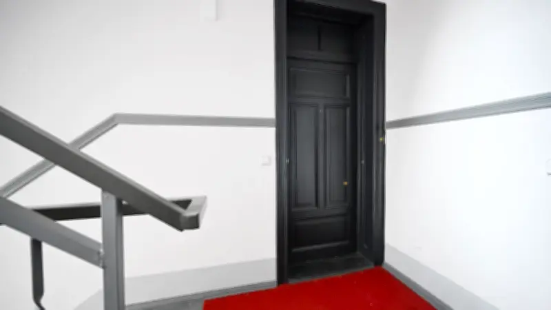 Berlin-Köpenick: Kapuzen-Schütze feuert auf falsche Wohnungstür und hinterlässt Escobar-Drohung