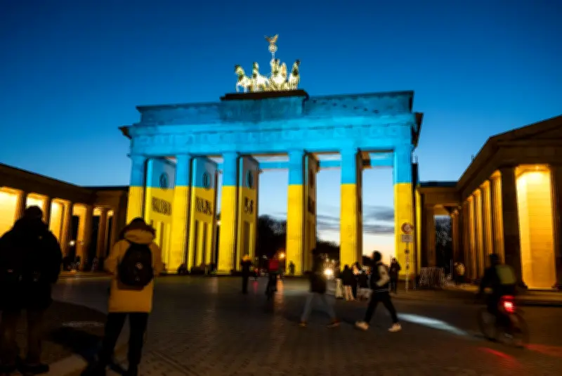 Berlin zeigt Solidarität: Brandenburger Tor leuchtet in ukrainischen Farben