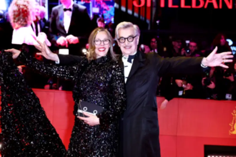 Berlinale: Donata Wenders trägt Kleid aus VHS-Kassetten ihres Mannes