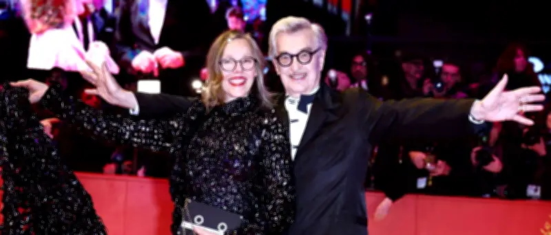 Berlinale-Eröffnung: Donata Wenders trägt Kleid aus VHS-Kassetten ihres Mannes