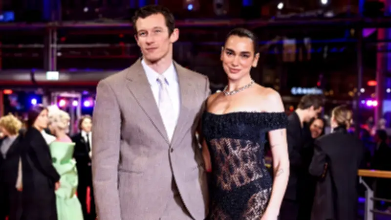Berlinale-Spektakel: Bond-Gerüchte um Callum Turner und Dua Lipas durchsichtiges Kleid