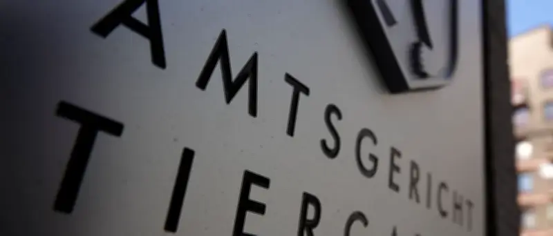 Berliner Arzt zu Geldstrafe verurteilt: Attacke auf Pfleger seiner Mutter mit Toilettenstuhl-Fußstütze