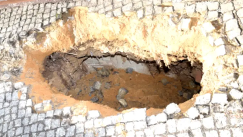 Berliner Gehweg-Kollaps: Drei Kehrmaschinen brechen in Bürgersteige ein