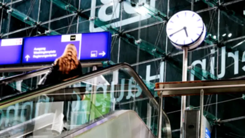 Berliner Hauptbahnhof: 42 Rolltreppen stillgelegt – Reisende müssen Treppen steigen